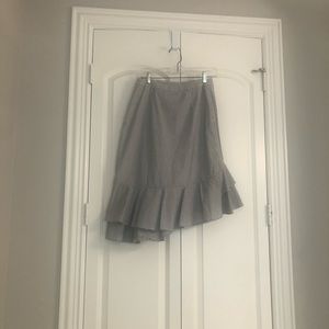 Fun teared skirt. Black and white -sear sucker look. Length 24” to 27”.